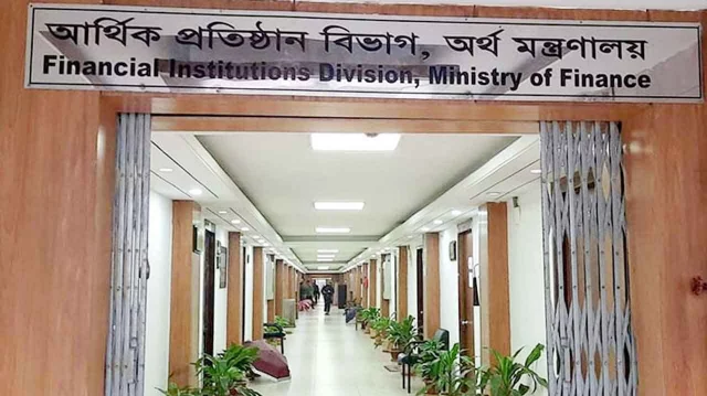 সরকারি কর্মকর্তা-কর্মচারীদের উপহার গ্রহণ নিষিদ্ধ।