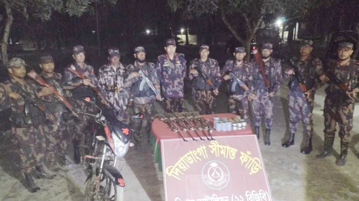 বিজিবির ধাওয়ায় অস্ত্র ও গোলাবারুদ ফেলে ভারতে পালাল পাচারকারীরা