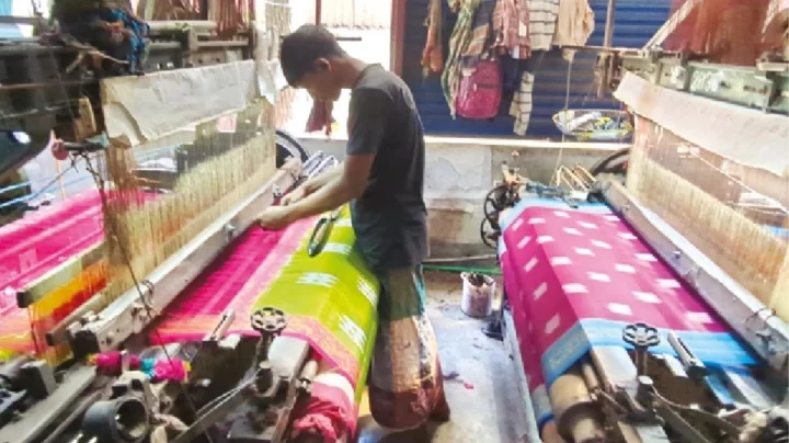 সিরাজগঞ্জের তাঁতশিল্পে ঈদের ব্যস্ততা: ভারতেও বাড়ছে চাহিদা