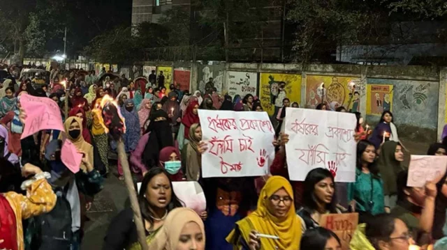 ঢাবি শিক্ষার্থীরা ধর্ষকের প্রকাশ্য ফাঁসির দাবি জানিয়ে বিক্ষোভ মিছিল করেছেন।