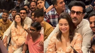 রণবীর-আলিয়ার জন্মদিনের অনুষ্ঠান: প্রেমের মুহূর্ত ও নতুন লুকে ‘লাভ অ্যান্ড ওয়ার’ নিয়ে আলোচনা