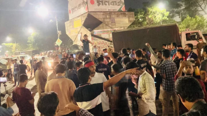 ঢাকা বিশ্ববিদ্যালয় ও বুয়েটের শিক্ষার্থীদের শাহবাগ ব্লকেড: কুয়েট ভিসির পদত্যাগের দাবিতে প্রতিবাদ