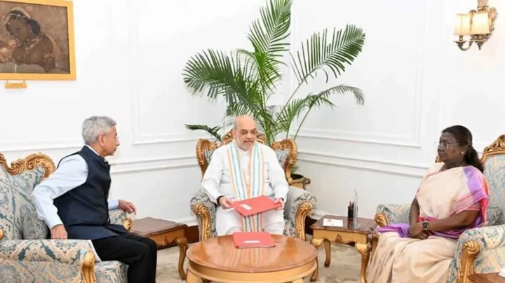 ভারতের জম্মু-কাশ্মীরে সন্ত্রাসী হামলা: রাষ্ট্রপতির কাছে লাল ফাইল জমা দিলেন অমিত শাহ ও এস জয়শঙ্কর