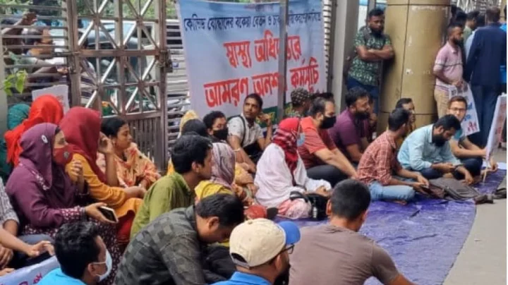 বেতন-বকেয়া ও চাকরি স্থায়ীকরণের দাবিতে আন্দোলনে কোভিড প্রকল্পের স্বাস্থ্যকর্মীরা, স্বাস্থ্য অধিদপ্তরের গেটে তালা