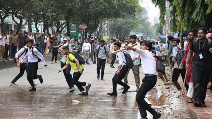 সায়েন্স ল্যাবে ফের সংঘর্ষ: ঢাকা কলেজ ও সিটি কলেজ শিক্ষার্থীদের ইটপাটকেল, পুলিশের কাঁদানে গ্যাস