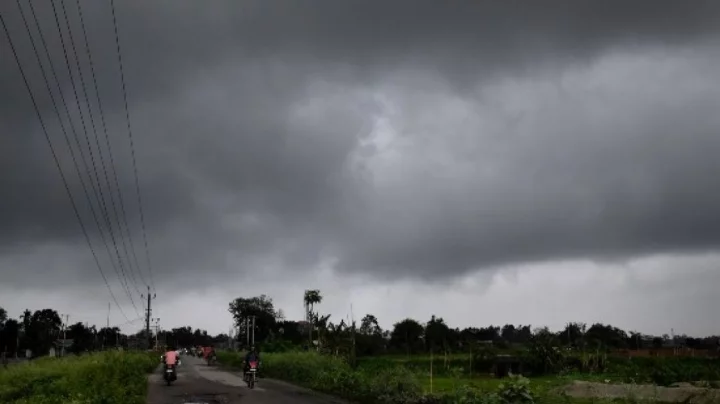 ১৬ অঞ্চলে ঝড়ো হাওয়ার আশঙ্কা, নদীবন্দরে সতর্কতা জারি