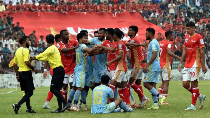 ময়মনসিংহে ফেডারেশন কাপ ফুটবল ফাইনাল থেমে গেল: আবাহনী-বসুন্ধরা কিংসের খেলা নিয়ে প্রশ্ন