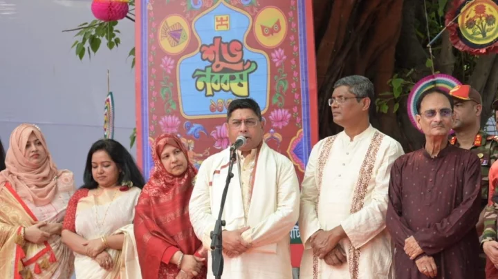 নববর্ষে সাম্প্রদায়িক সম্প্রীতির বার্তা দিলেন সেনাপ্রধান: ঢাকেশ্বরী মন্দিরে বর্ণিল অনুষ্ঠান উপভোগ