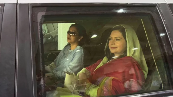 খালেদা জিয়াকে বহনকারী বিশেষ এয়ার অ্যাম্বুলেন্স ঢাকায় অবতরণ