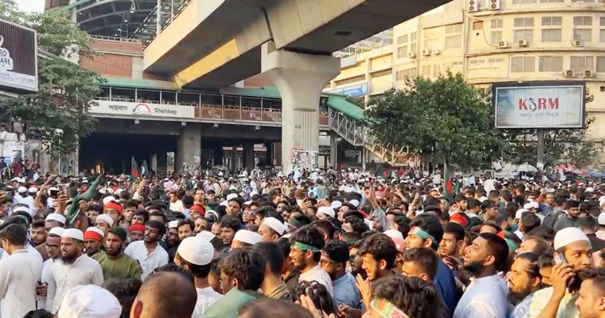 শাহবাগে আওয়ামী লীগ নিষিদ্ধের দাবিতে অবরোধ