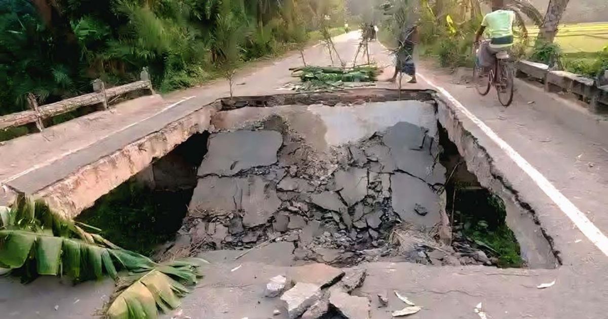 যশোরের অভয়নগরে পুরোনো কালভার্ট ধসে যান চলাচল বন্ধ, চরম দুর্ভোগে এলাকাবাসী