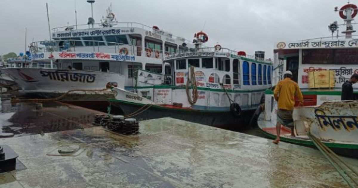বৈরী আবহাওয়ায় বরিশাল ও দৌলতদিয়া-পাটুরিয়া রুটে লঞ্চ চলাচল বন্ধ