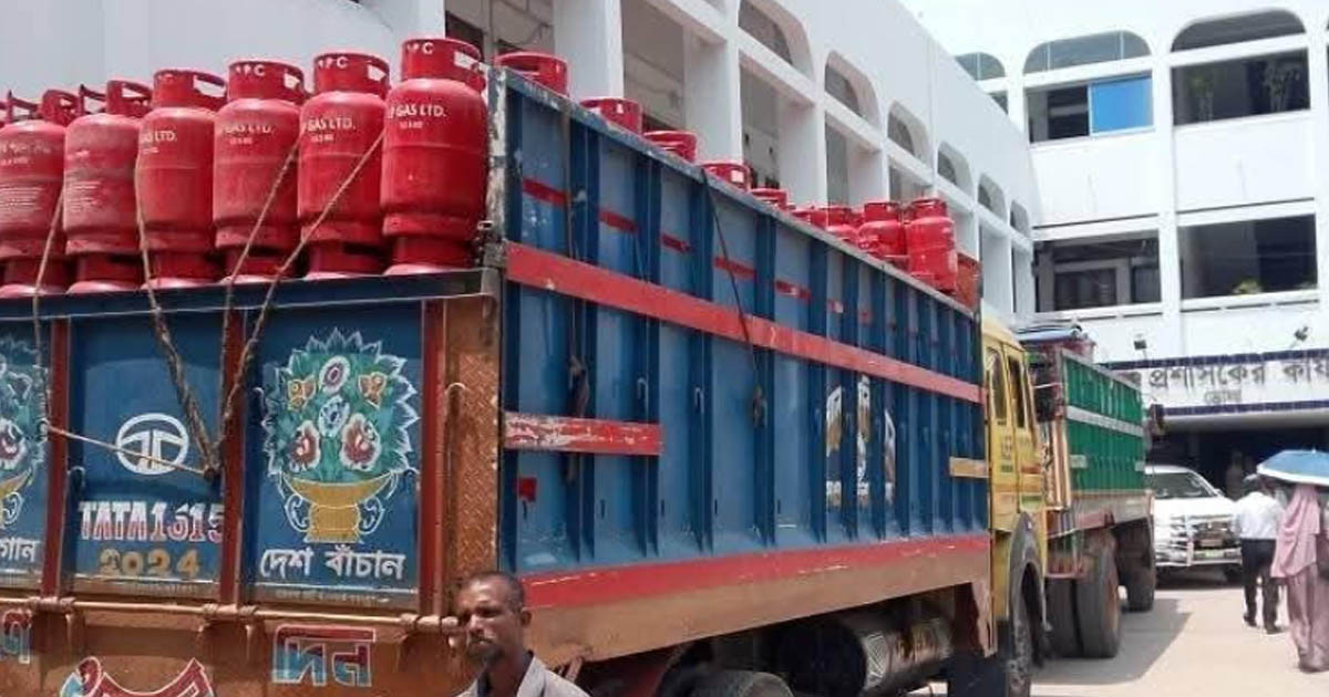 ভোলায় সরকারি মূল্যে এলপিজি সিলিন্ডার বিতরণ শুরু, গ্যাস পাইপলাইন না পাওয়ায় অসন্তোষ