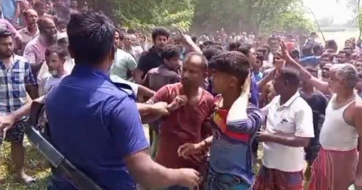 দিনাজপুরে মোবাইল ফোন নিয়ে বিরোধে শিশুকে নদীতে ফেলা, গ্রামবাসীর সক্রিয়তায় বাঁচল ১৫ বছর বয়সী সাজেদুর