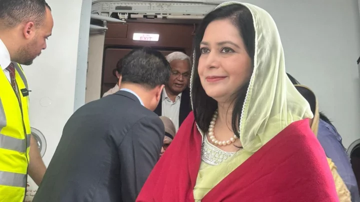 অসুস্থ মাকে দেখতে হাসপাতালে যাচ্ছেন দেশে ফেরা ডা. জোবাইদা রহমান