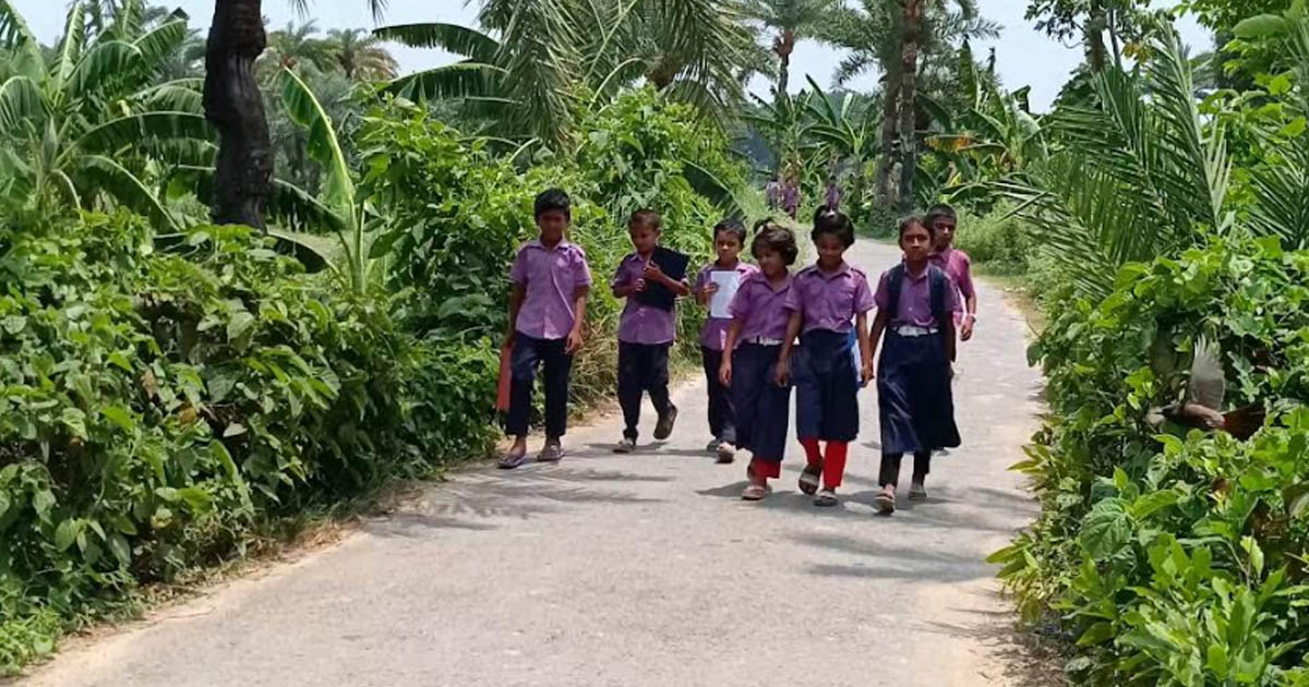 ঝিনাইদহে তীব্র গরমে সরকারি প্রাথমিক বিদ্যালয়ের শিক্ষার্থীদের দুর্ভোগ চরমে