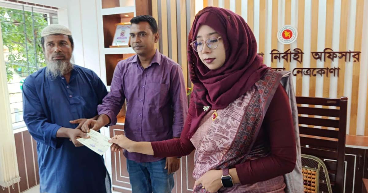 কলমাকান্দায় বজ্রপাতে নিহত পরিবারের মাঝে উপজেলা প্রশাসনের আর্থিক সহায়তা বিতরণ