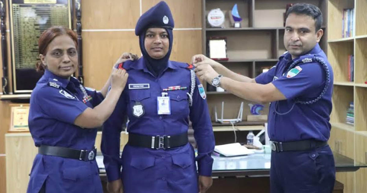 মাগুরায় দুই পুলিশ সদস্যের পদোন্নতি, র্যাংক ব্যাজ পরালেন পুলিশ সুপার