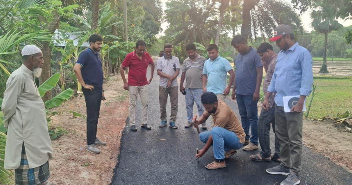 মাগুরায় গ্রামীণ সড়ক উন্নয়নে এলজিইডির পরিদর্শন ও মনিটরিং টিমের মাঠ পর্যবেক্ষণ