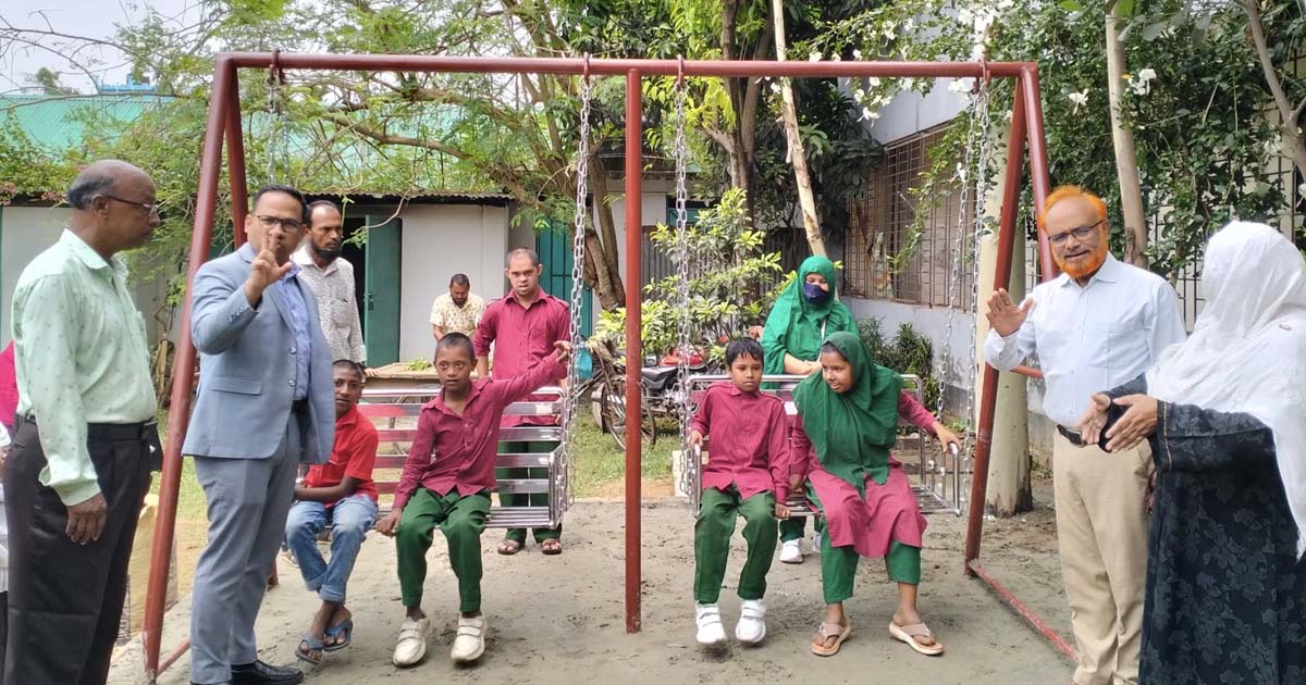 মধুপুরে প্রতিবন্ধী শিক্ষার্থীদের জন্য খেলাধুলার সামগ্রী বিতরণ, শিক্ষা আগ্রহ বাড়াতে ইউএনও’র উদ্যোগ