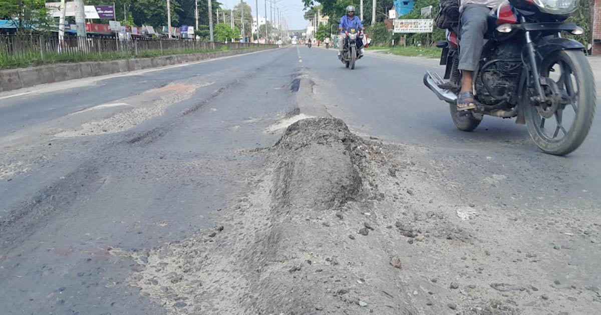 মাত্র তিন বছরেই বেহাল মাগুরার ফোর লেন সড়ক, জনদুর্ভোগ চরমে