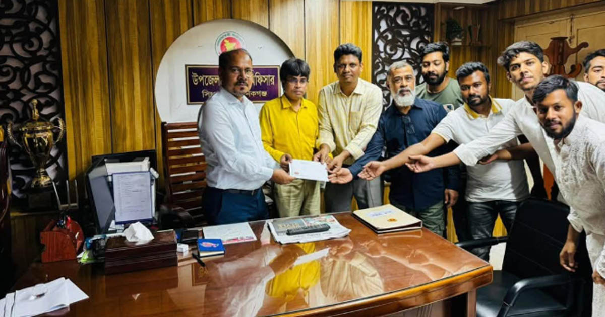 সিংগাইরে বিভিন্ন সরকারি দপ্তরে তারেক রহমানের ৩১ দফা প্রচারে লিফলেট বিতরণ