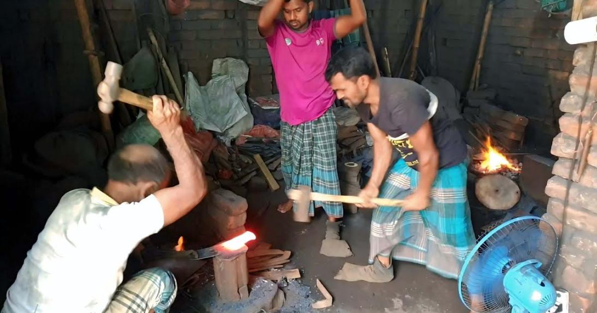 কোরবানির প্রস্তুতিতে ব্যস্ত অভয়নগরের কামারশালাগুলো