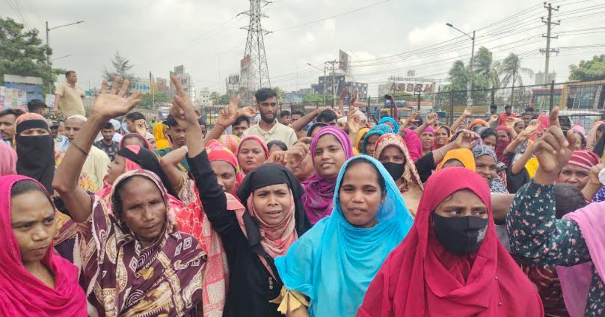 বকেয়া বেতনের দাবিতে মহাসড়ক অবরোধে সোনারগাঁওয়ের শ্রমিকরা