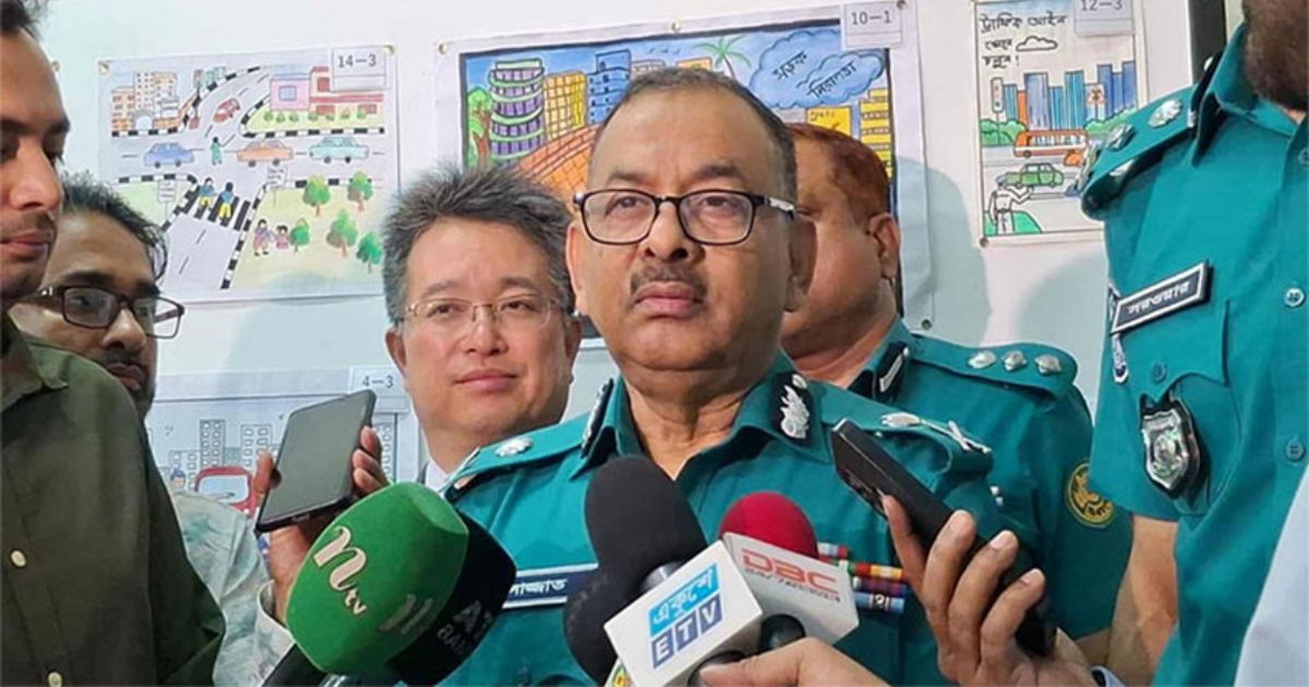 মব নিয়ন্ত্রণে কঠোর অবস্থানে ডিএমপি কমিশনার