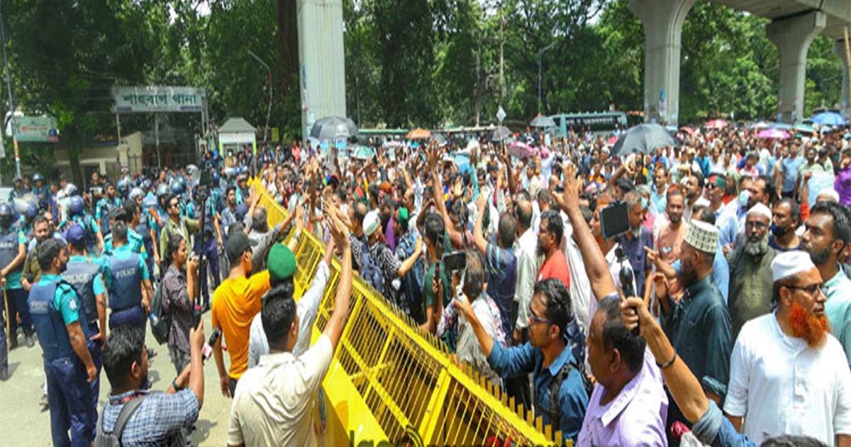 চাকরিচ্যুত বিডিআর সদস্যদের শাহবাগ মোড় অবরোধ, ৩ দফা দাবি