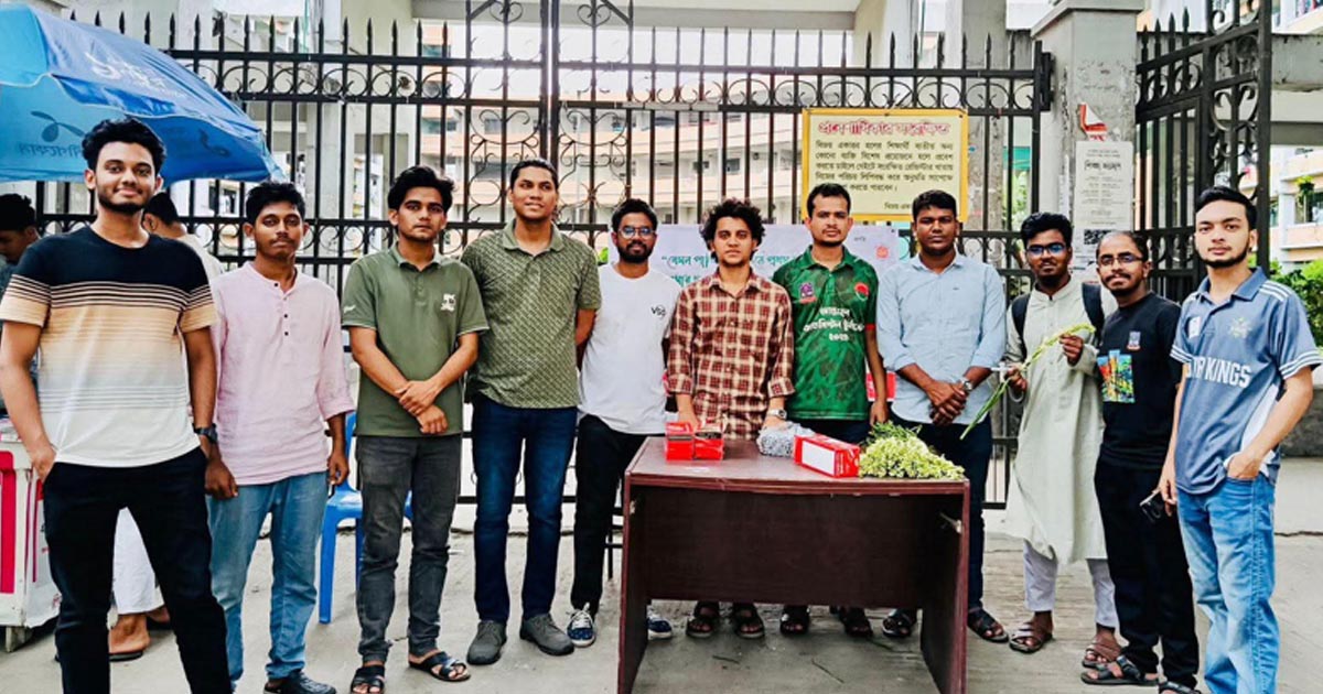 ঢাকা বিশ্ববিদ্যালয়ে বিজয় একাত্তর হলে নবীনদের ফুল দিয়ে বরণ করেছে বিএনপি ছাত্রদল