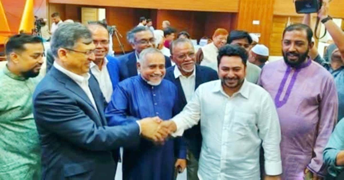 জাতীয় ঐকমত্য বৈঠকের বিরতিতে একসঙ্গে দেখা গেলো তিন নেতাকে