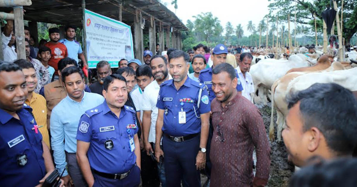 ফেনীতে কোরবানির পশুর হাট পরিদর্শন করেছেন জেলা পুলিশ সুপার