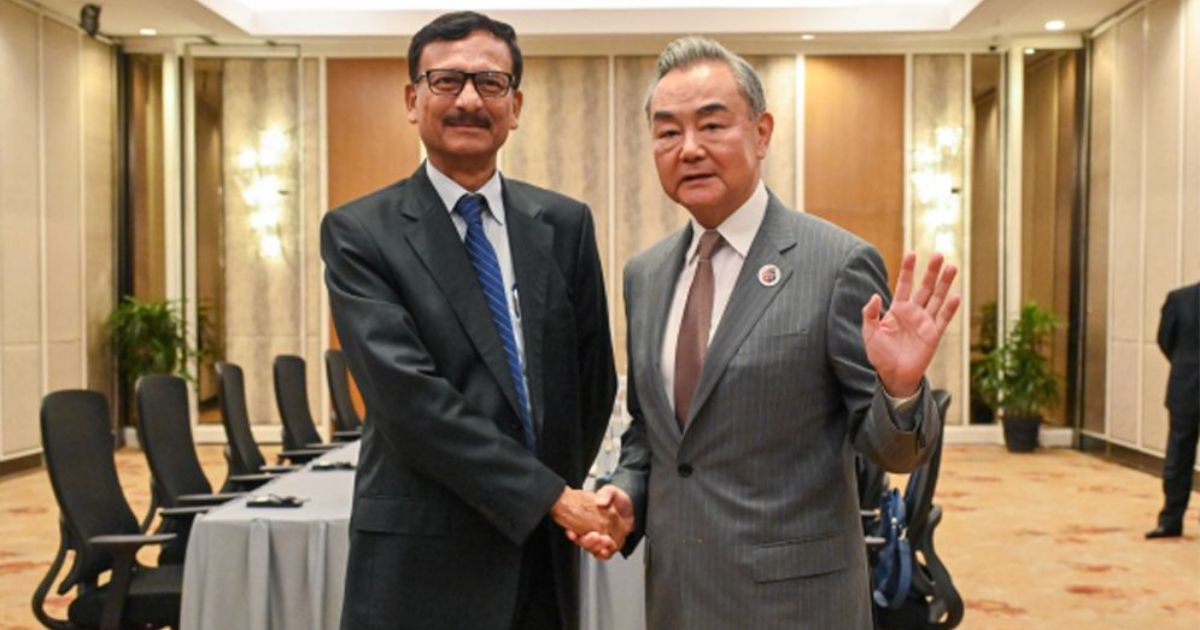 বাংলাদেশের পাশে থাকার প্রতিশ্রুতি চীনের পররাষ্ট্রমন্ত্রীর