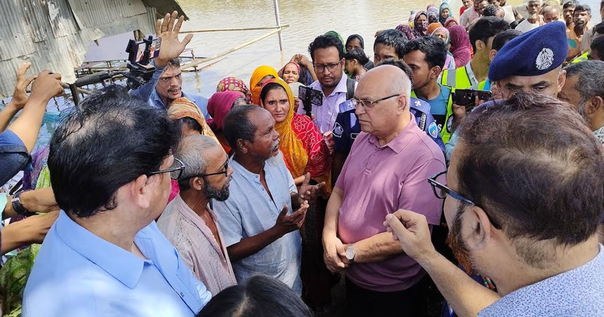 ফুলগাজীর বন্যা পরিস্থিতি পরিদর্শনে উপদেষ্টা ফারুক-ই-আজম: বাঁধ নির্মাণে সর্বোচ্চ মান নিশ্চিতের নির্দেশ