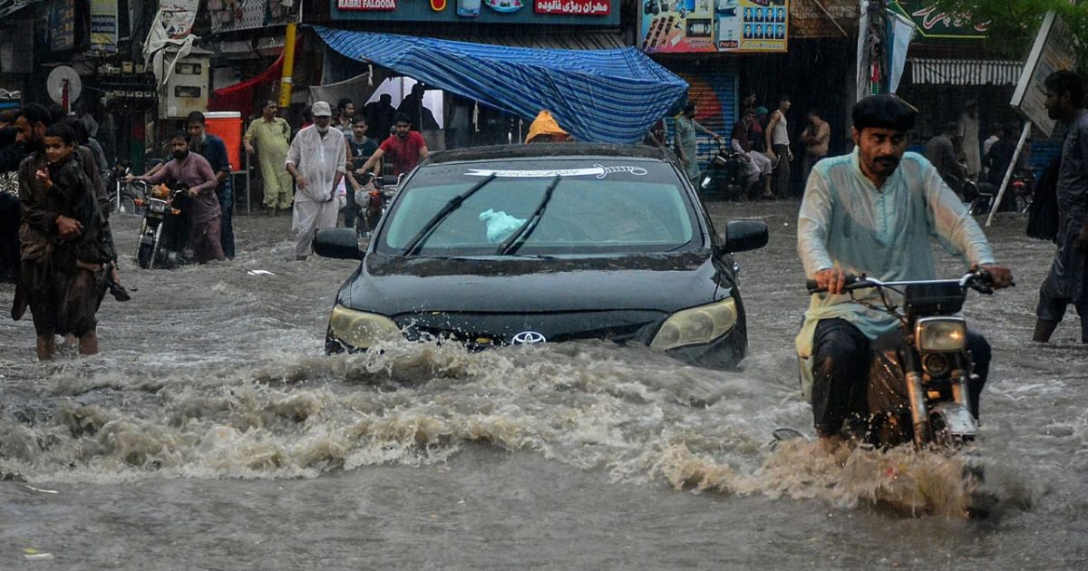 পাকিস্তানে বর্ষা মৌসুমে ভারী বৃষ্টিতে ১১১ জনের মৃত্যু, বন্যা-ভূমিধসের আশঙ্কা