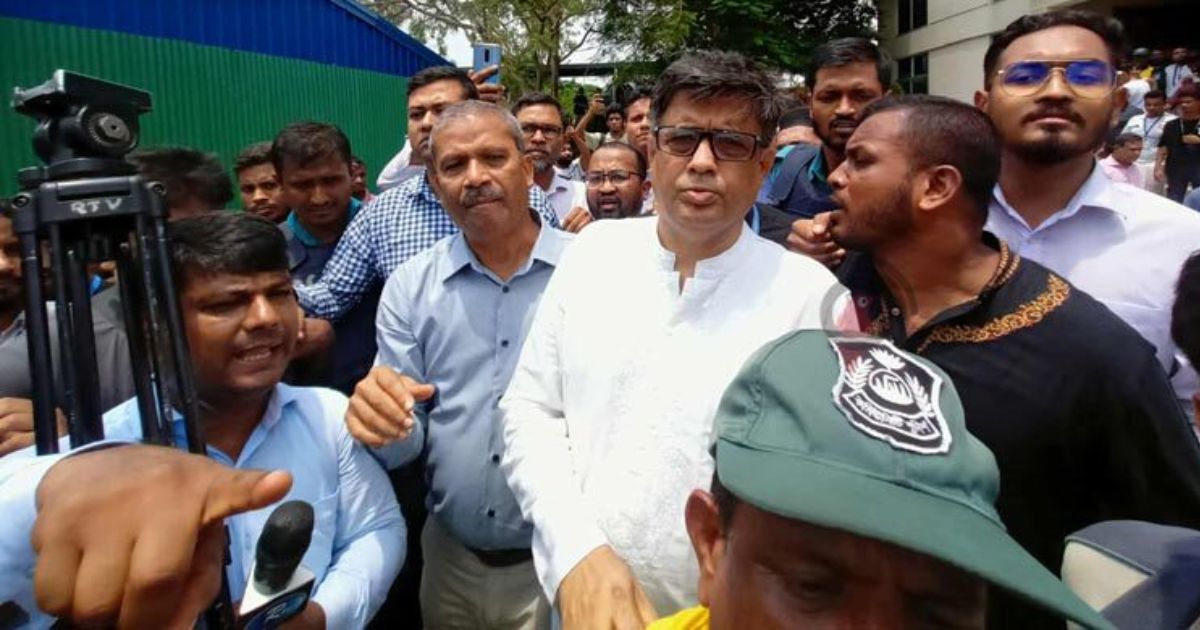 মাইলস্টোন স্কুল পরিদর্শনে গিয়ে অবরুদ্ধ আইন উপদেষ্টা ও প্রেস সচিব, শিক্ষার্থীদের ক্ষোভ