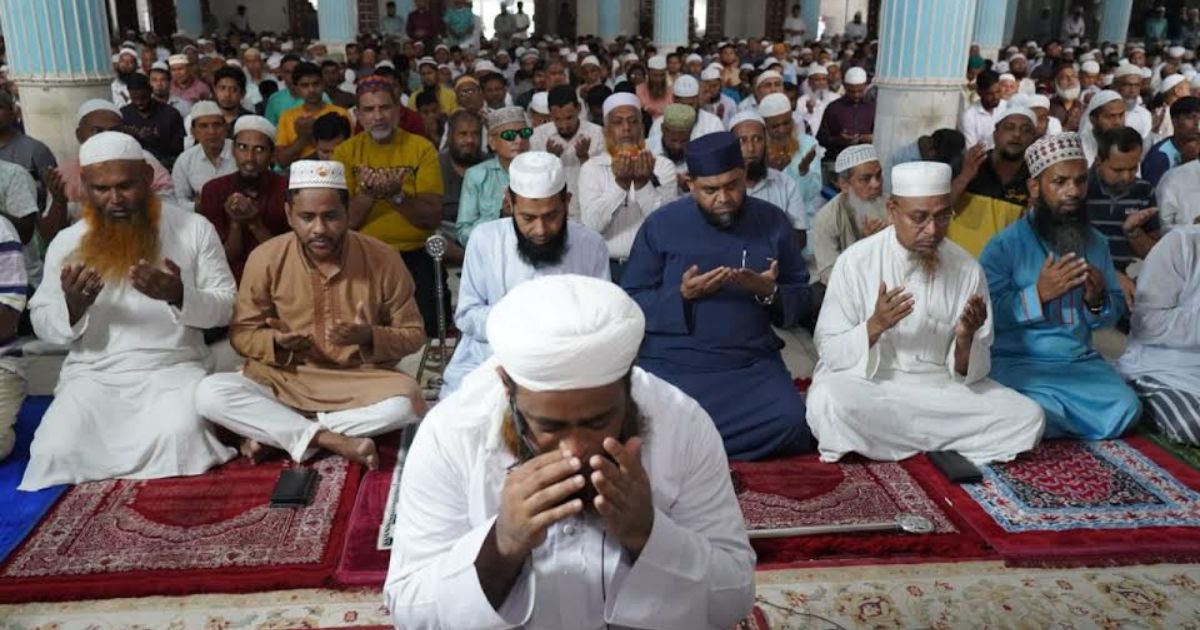 বিমান বিধ্বস্ত দুর্ঘটনায় নিহত ও আহতদের জন্য বায়তুল মুকাররমে বিশেষ দোয়া ও মোনাজাত