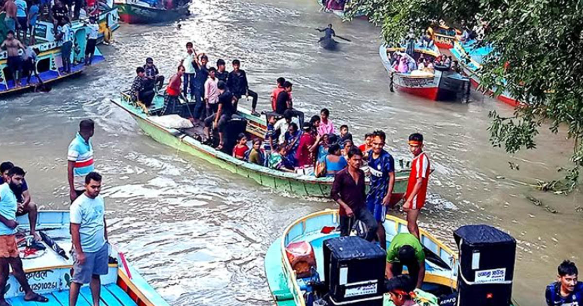 ঝালকাঠি ভাসমান পেয়ারা হাটে উচ্চ শব্দ ও অশ্লীল নৃত্য বন্ধের দাবি