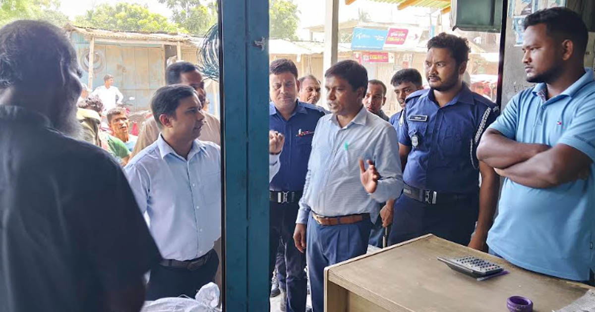 লালমনিরহাটে অতিরিক্ত দামে সার বিক্রির অভিযোগে দোকানিকে জরিমানা