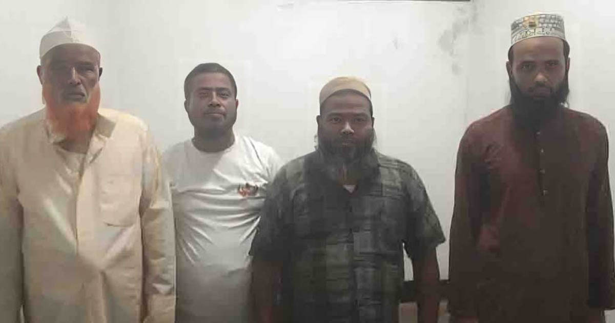 নাটোরে চাঁদা না পেয়ে ১০ দোকানে তালা, জামায়াত ও বিএনপি সংশ্লিষ্ট ৪ জন গ্রেপ্তার