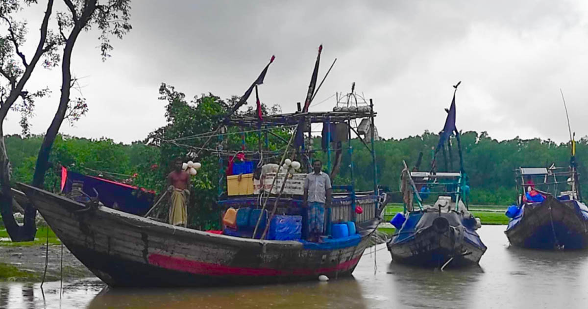 মনপুরায় জলদস্যুর হাত থেকে তিন জেলে মুক্তি পেলেন এক লাখ টাকার মুক্তিপণের বিনিময়ে