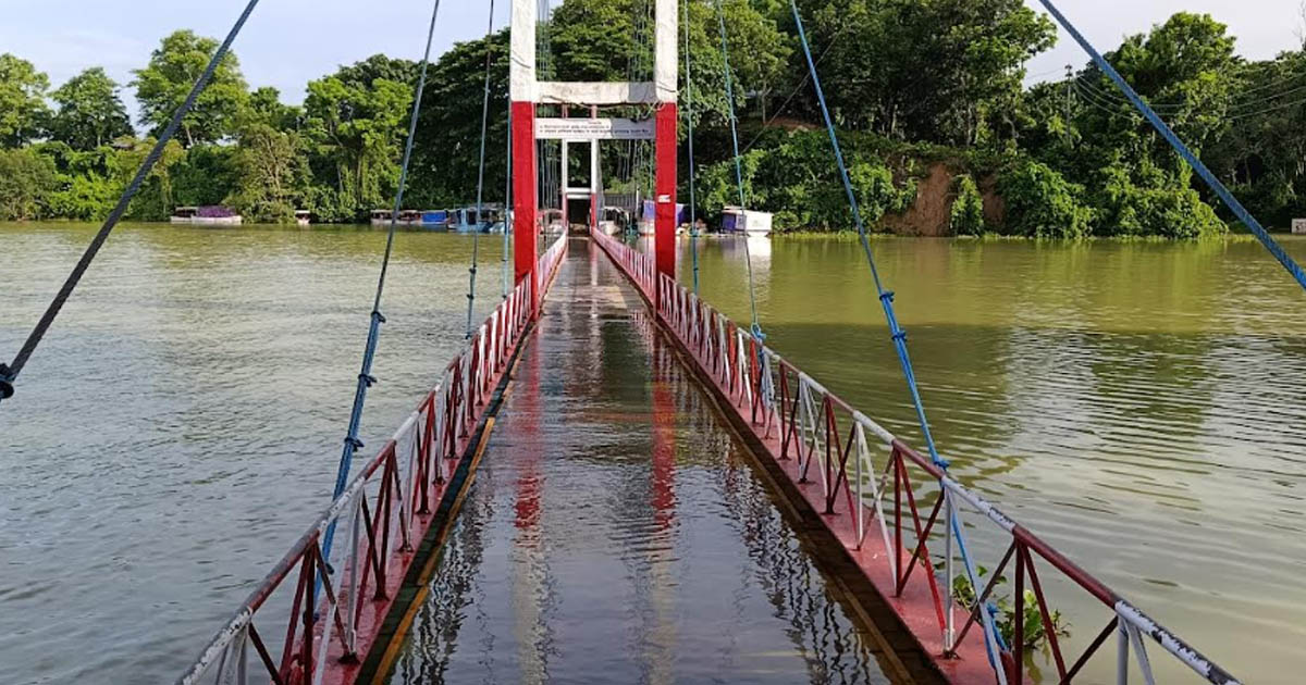কাপ্তাই হ্রদের পানি বৃদ্ধিতে ঝুলন্ত সেতুর পাটাতন ডুবে পর্যটকদের চলাচল বন্ধ
